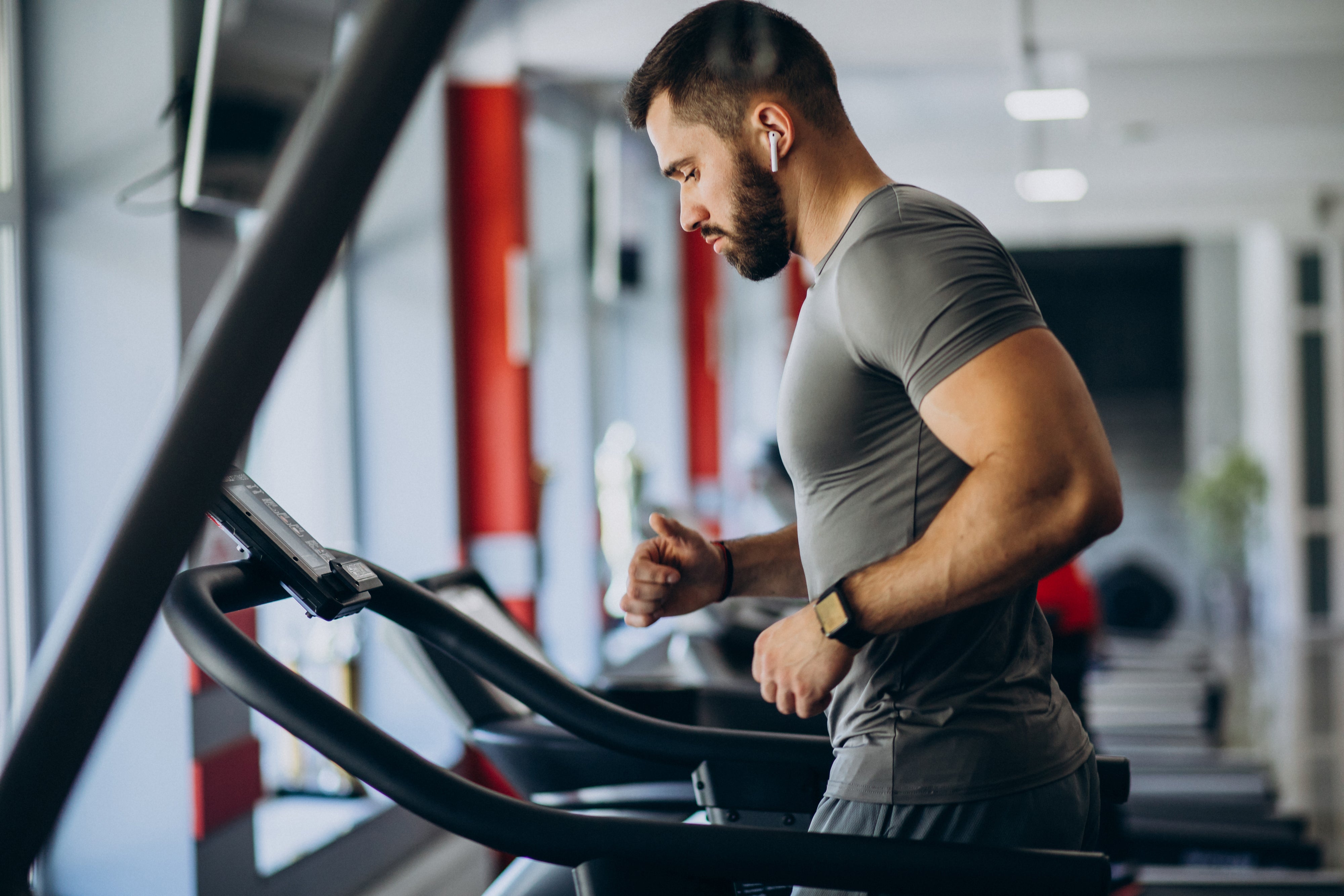 Sterke man aan het trainen